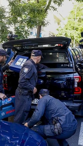 Imagen secundaria 2 - Agentes de la Policía Nacional guardan material incautado en un vehículo de la UCO durante el registro a la oficina de José Luis Rodríguez Zapatero.