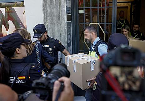 Imagen secundaria 1 - Agentes de la Policía Nacional guardan material incautado en un vehículo de la UCO durante el registro a la oficina de José Luis Rodríguez Zapatero.