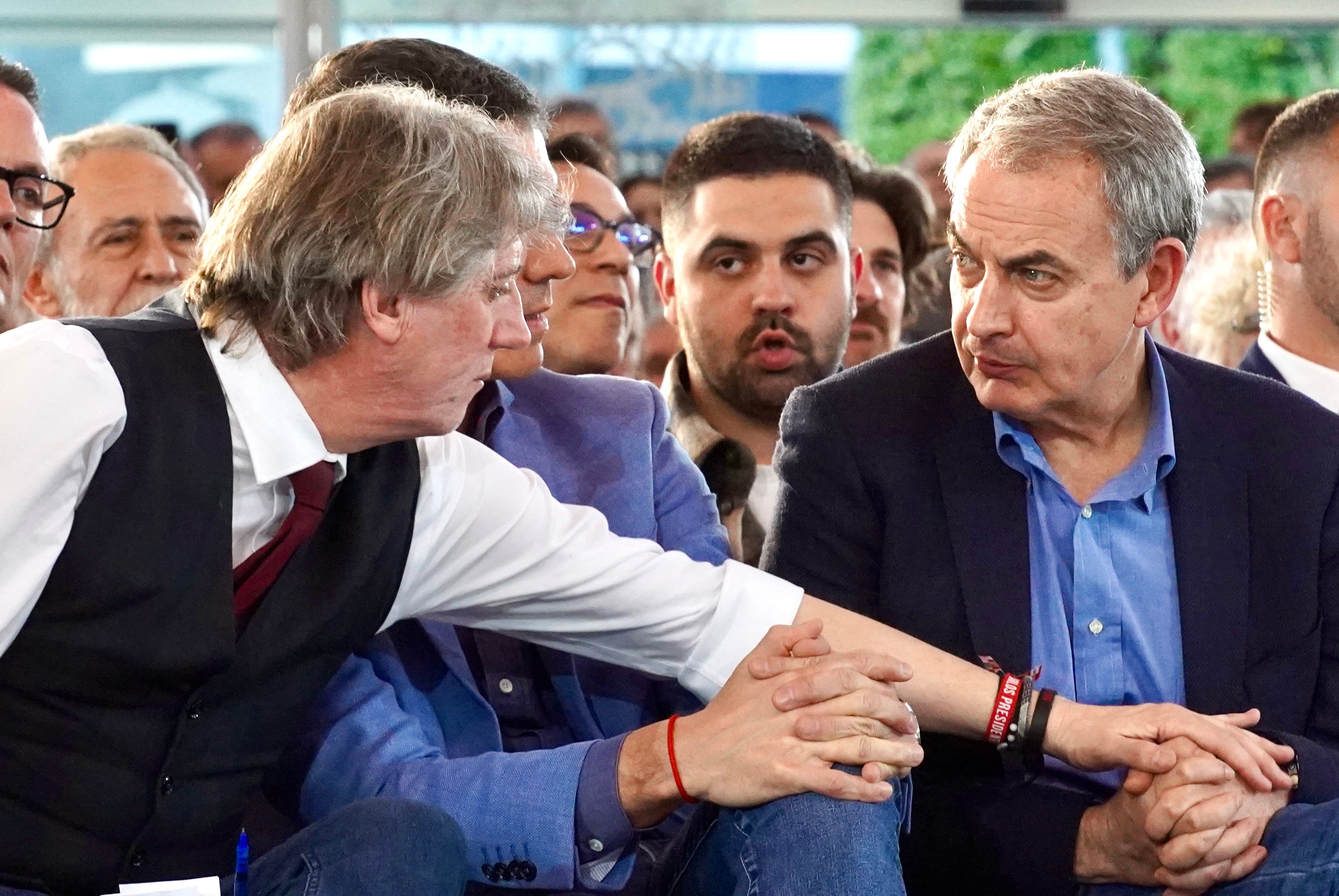 Fisuras en el cierre de filas del PSCL con Zapatero