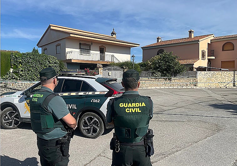 La mujer que murió en un incendio cerca de Granada fue antes apuñalada