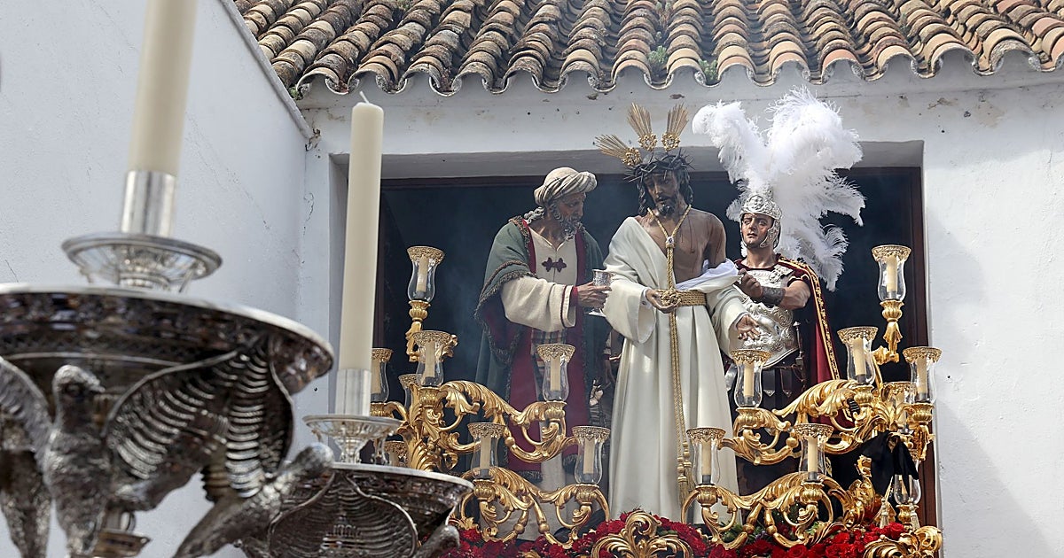Carmen Bernal comienza a restaurar las dos primeras figuras del misterio de Humildad y Paciencia de Córdoba