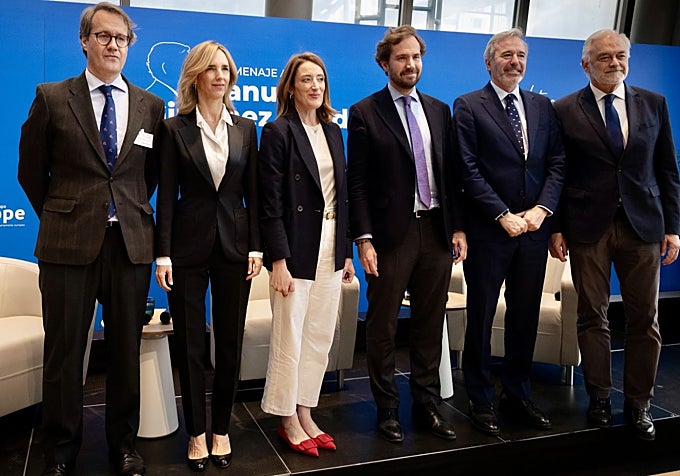 Manuel Giménez, Cayetana Álvarez de Toledo, Roberta Metsola, Borja Giménez, Jorge Azcón y Esteban González Pons, el pasado 12 de mayo en el homenaje en Bruselas.