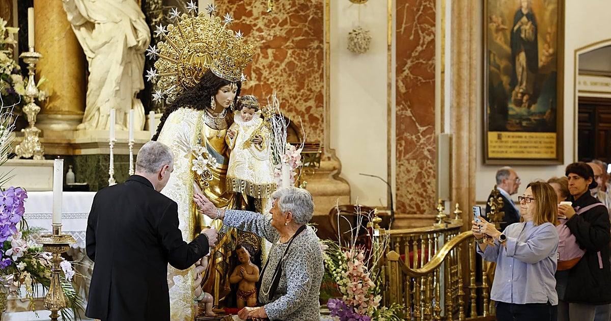 Más de 10.000 valencianos acuden al Besamanos de la Virgen: «Concluye cuando pase el último devoto»