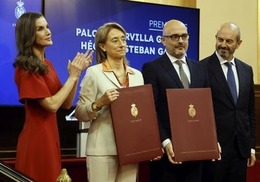 La Reina entrega a Héctor Esteban y Paloma Cervilla el premio Luis Carandell