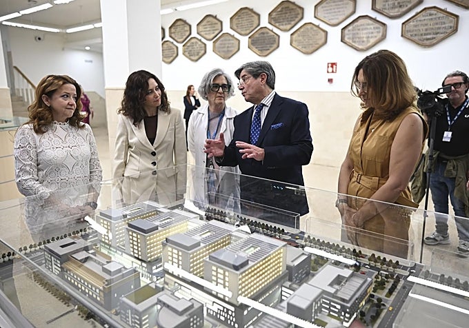 Maqueta de Isabel Díaz Ayuso, presidenta de la Comunidad de Madrid, y futuro Gregorio Marañón.