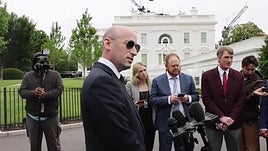 Stephen Miller atiende brevemente a la prensa ante la Casa Blanca