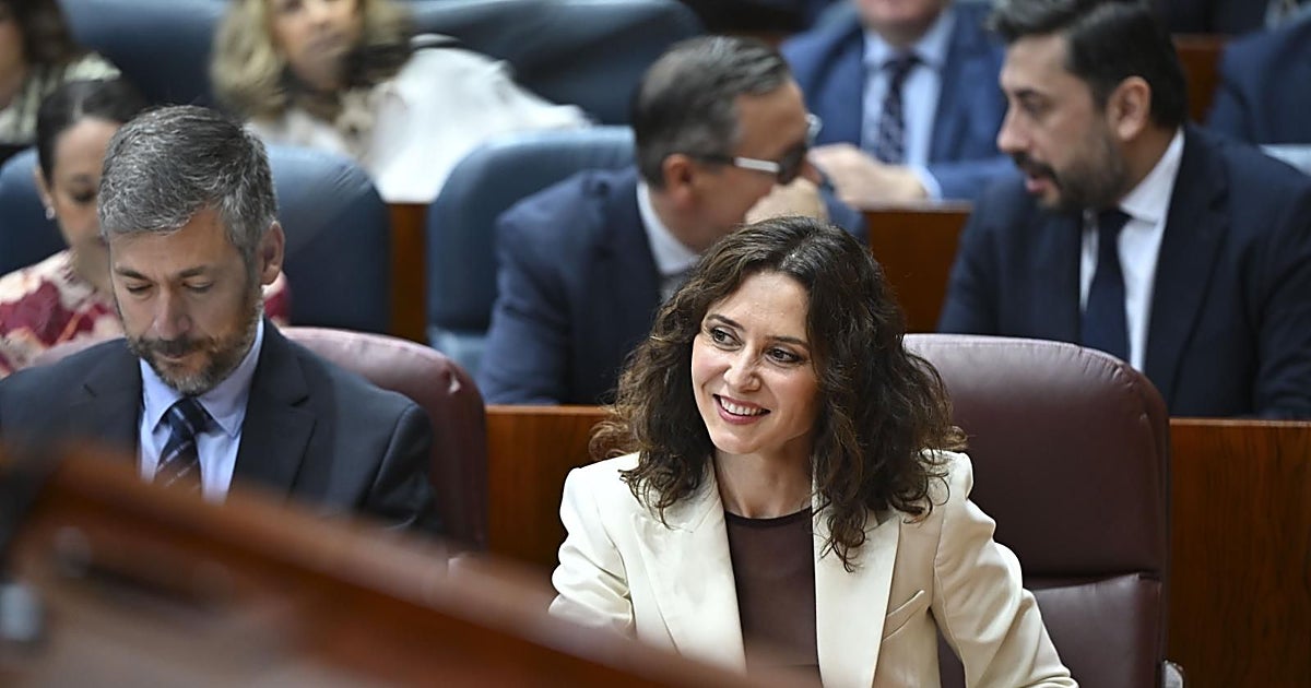 Isabel Díaz Ayuso durante una intervención en la Asamblea de Madrid, con un micrófono delante.