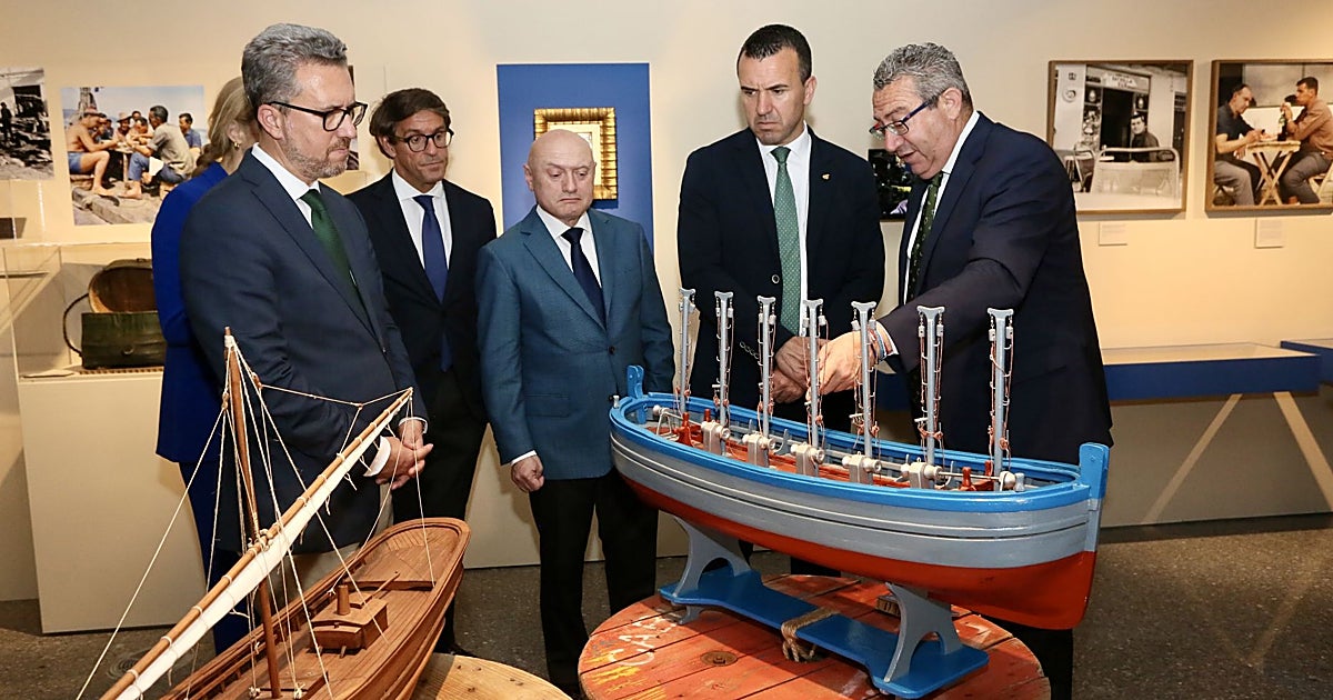 Una muestra evoca en Valencia la memoria «humana y épica» de los almadravers de Benidorm