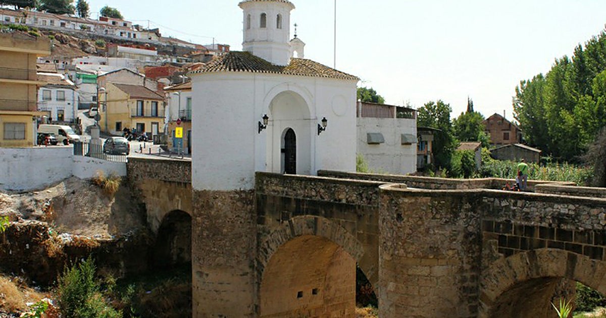 Cae por un puente cuando hacía el pino en el municipio granadino de Pinos Puente