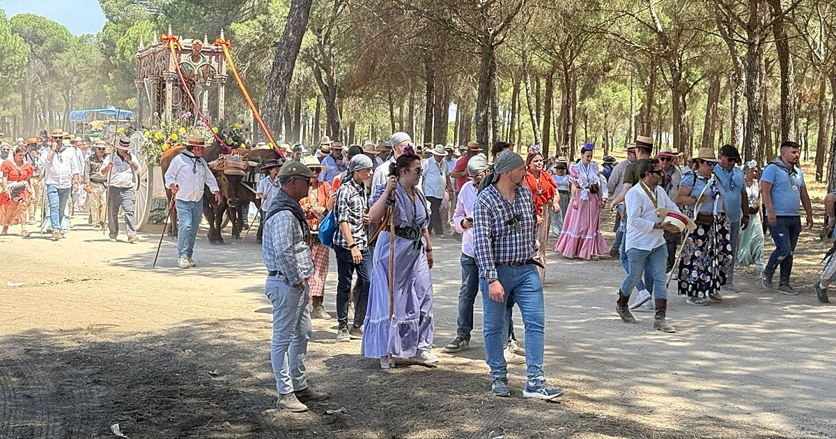 Promesas, lágrimas y esperanza en las arenas: así camina Toledo hacia el Rocío