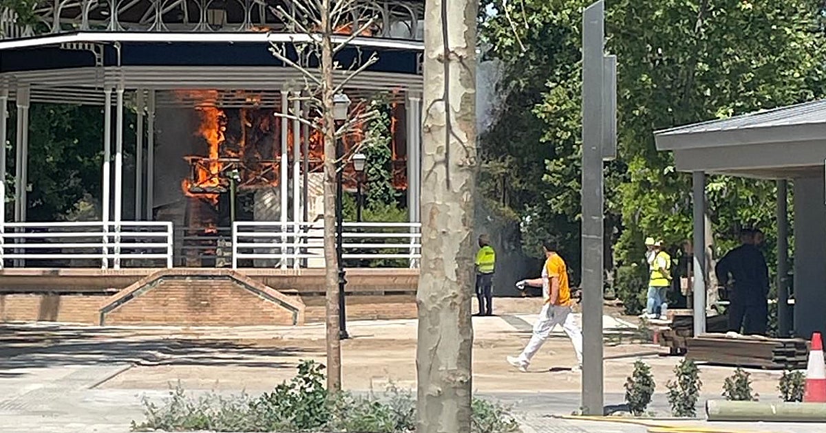 Las llamas devoran la Casa de Corcho del paseo de la Vega de Toledo