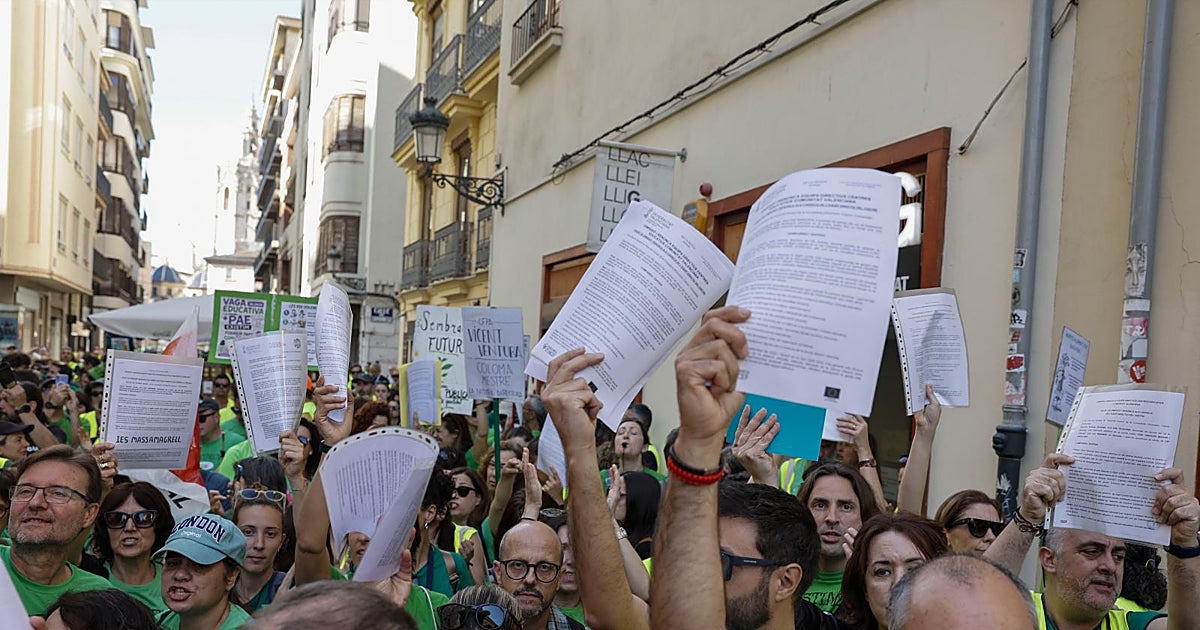 Una nueva manifestación de profesores recorre Valencia con la negociación enquistada por la huelga