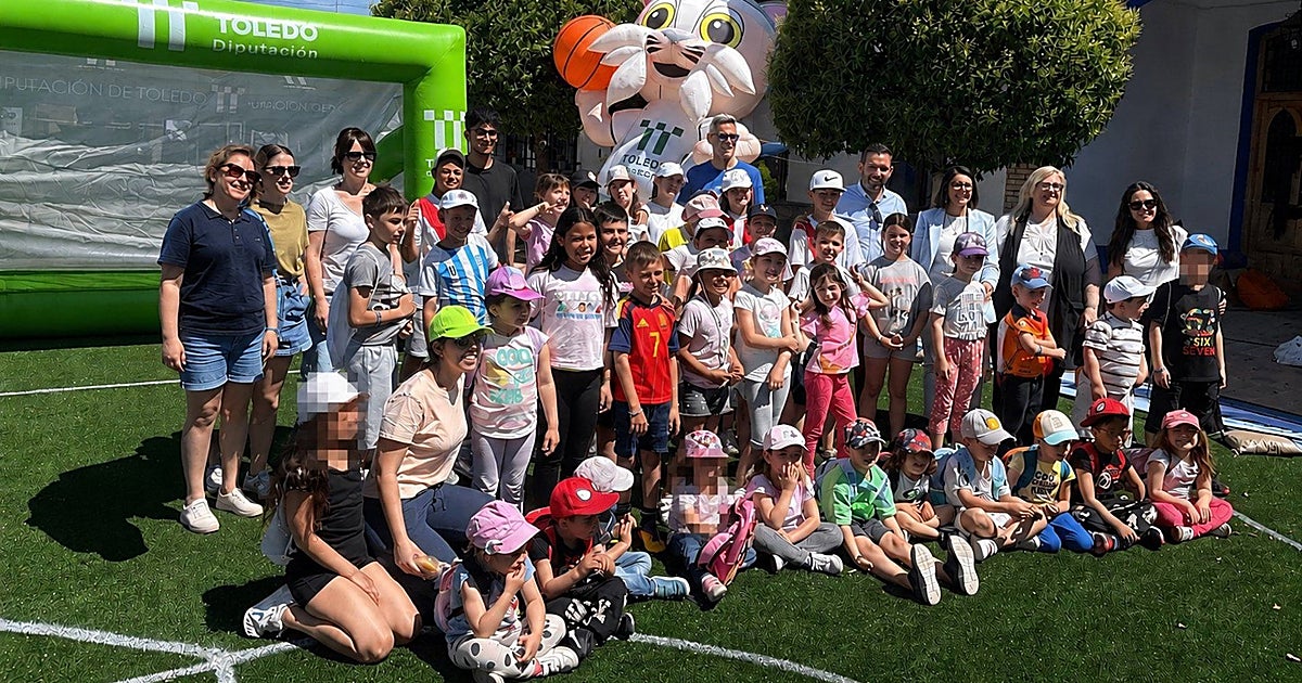 Turleque estrena pistas deportivas portátiles  junto a alumnos del CEIP 'Fernán González'