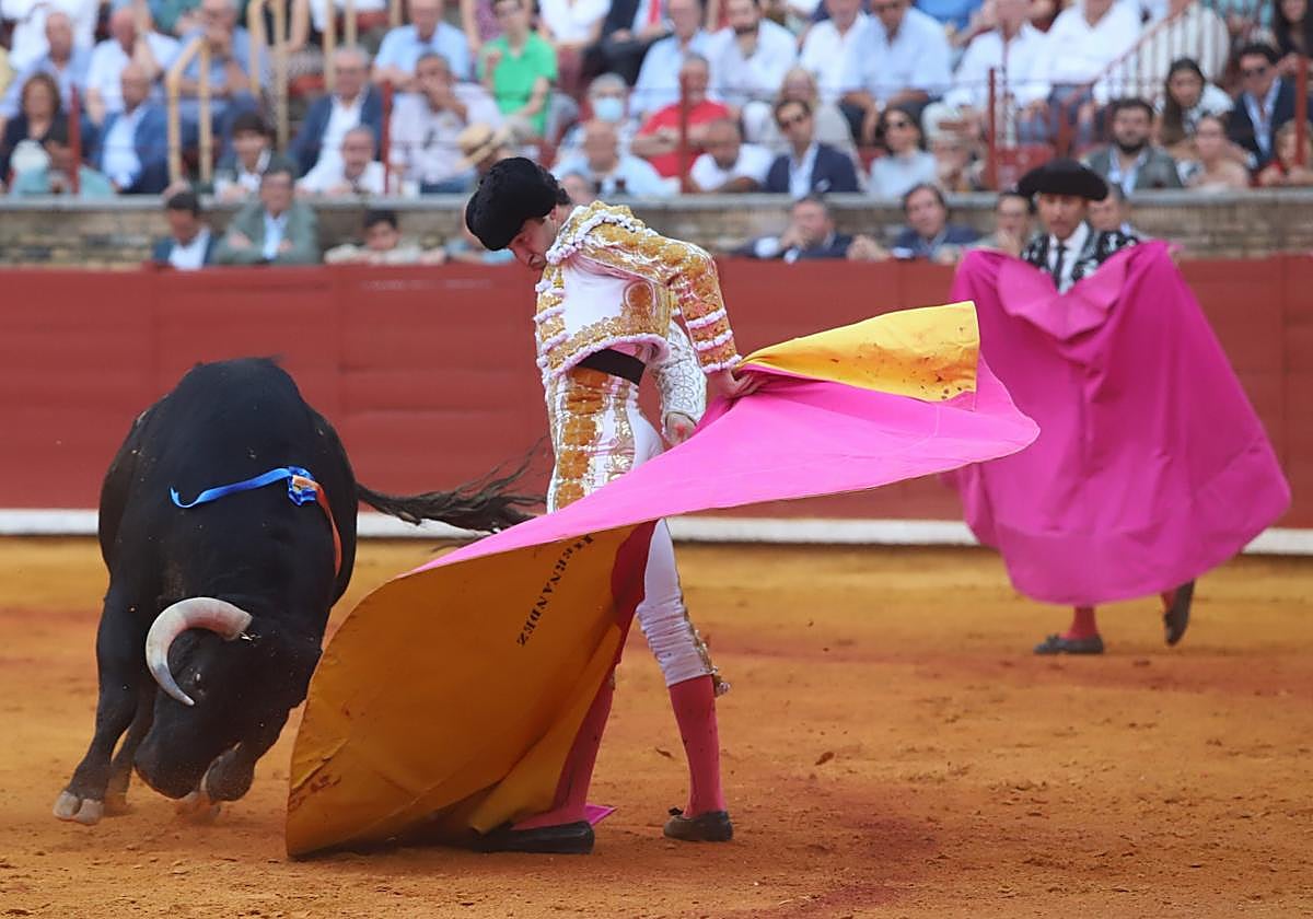 Víctor Hernández saldó su tarde en Los Califas con una oreja