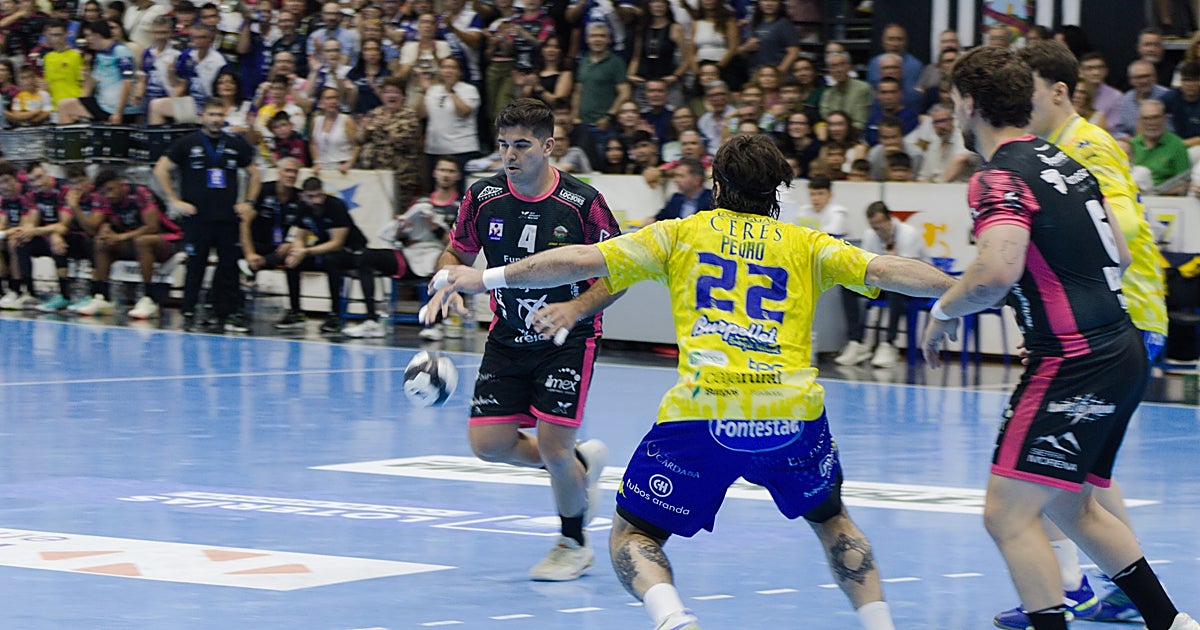 Dani Serrano lleva el éxtasis al Cajasol Ángel Ximénez con un gol sobre la bocina ante Villa de Aranda (28-27)