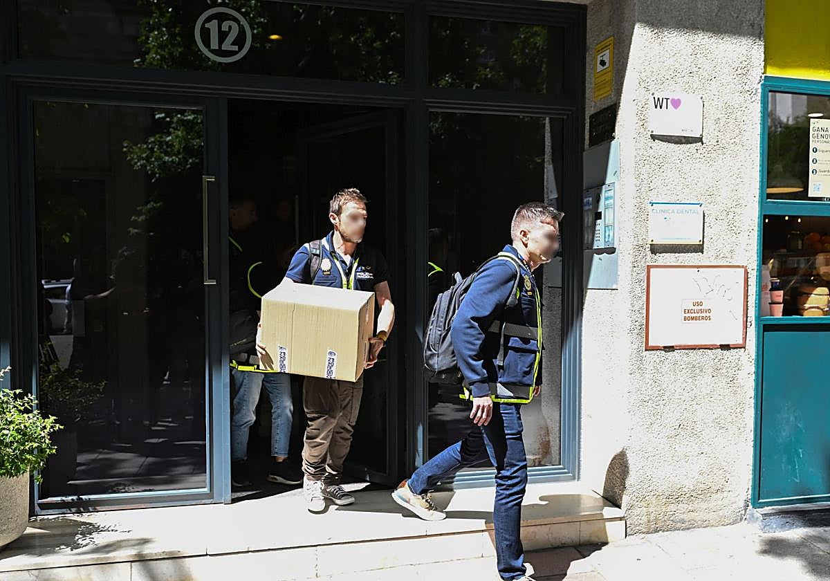 Agentes de la UDEF salen de las oficinas de las hijas de Zapatero