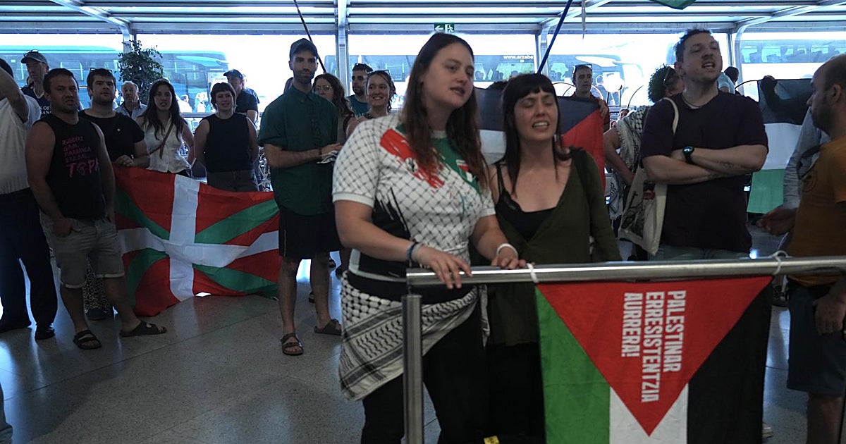 La Ertzaintza detiene a cuatro personas en los incidentes a la llegada de la Flotilla propalestina al aeropuerto de Bilbao