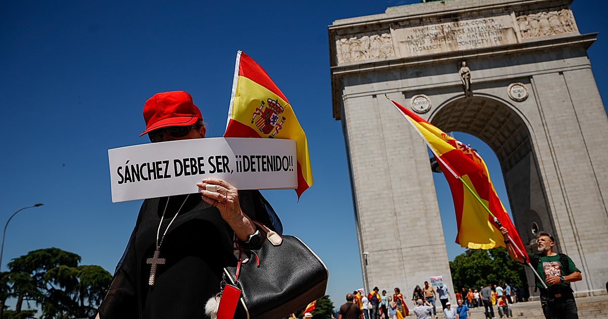 Tres detenidos y siete policías heridos al finalizar la protesta para pedir la dimisión de Sánchez