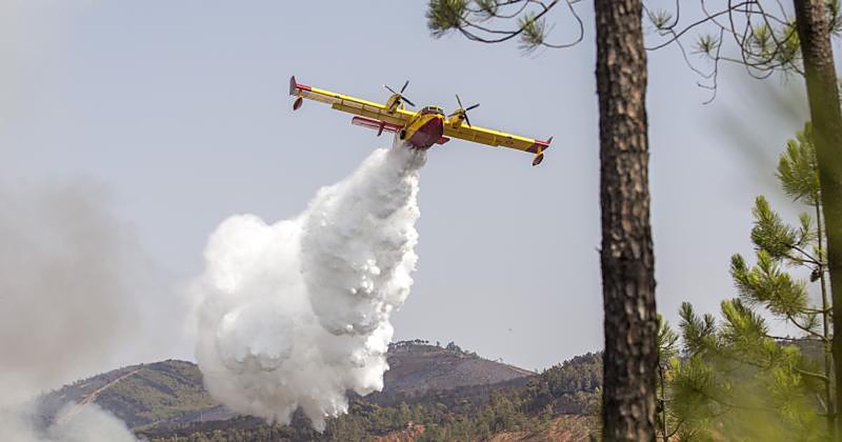 El Gobierno vuelve a recortar cuatro aeronaves para la extinción de incendios en Andalucía