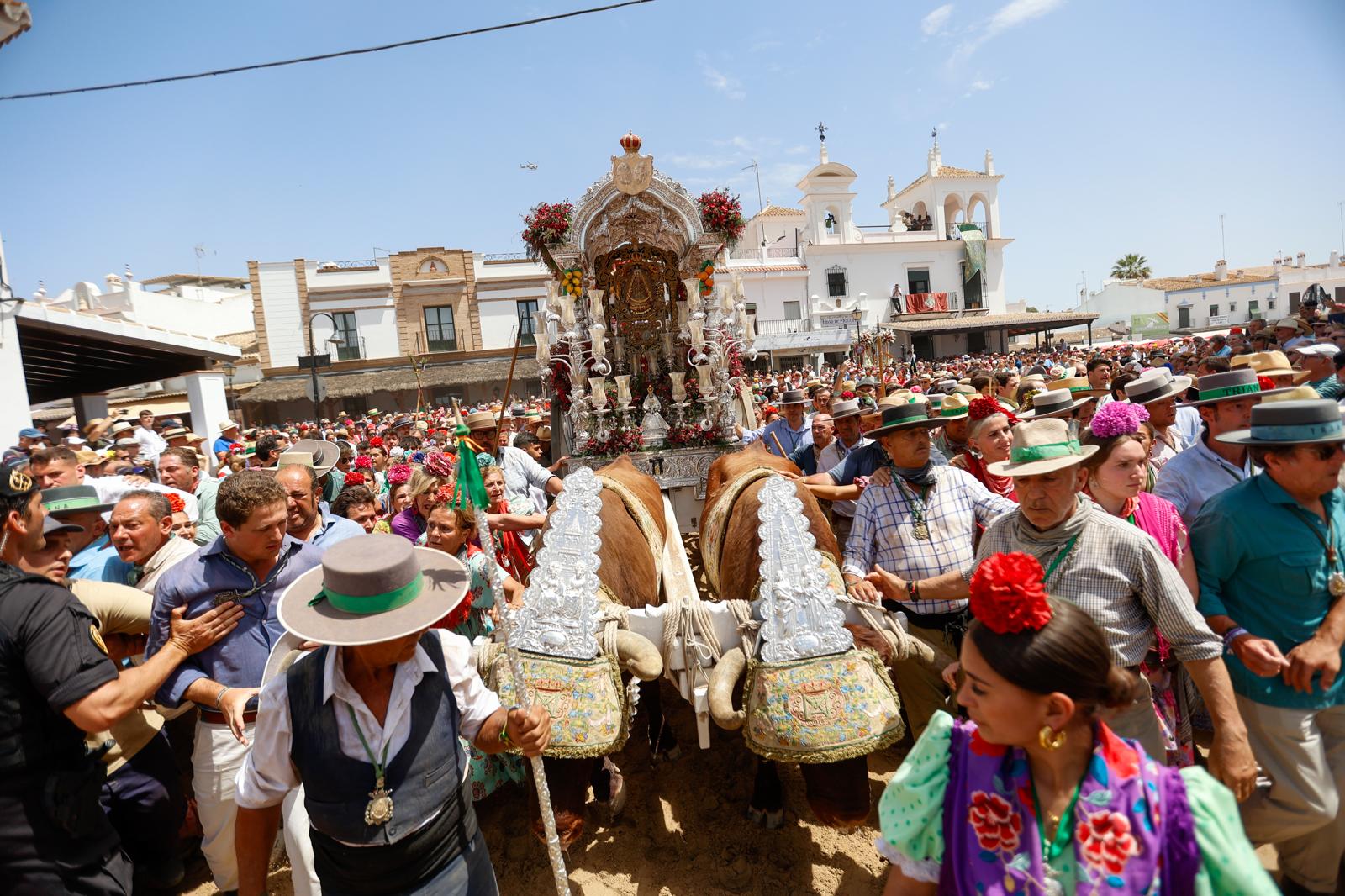 El Rocío combate las altas temperaturas con el intenso fervor de las presentaciones