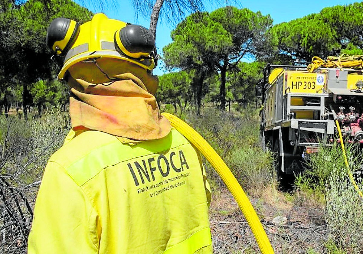 Diez incendios en Andalucía obligan a emplearse a fondo al Infoca