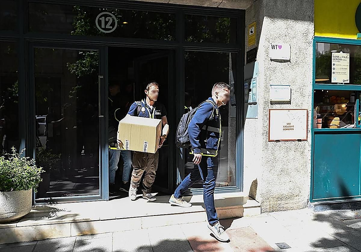 La UDEF, durante el registro en las oficinas de Zapatero.