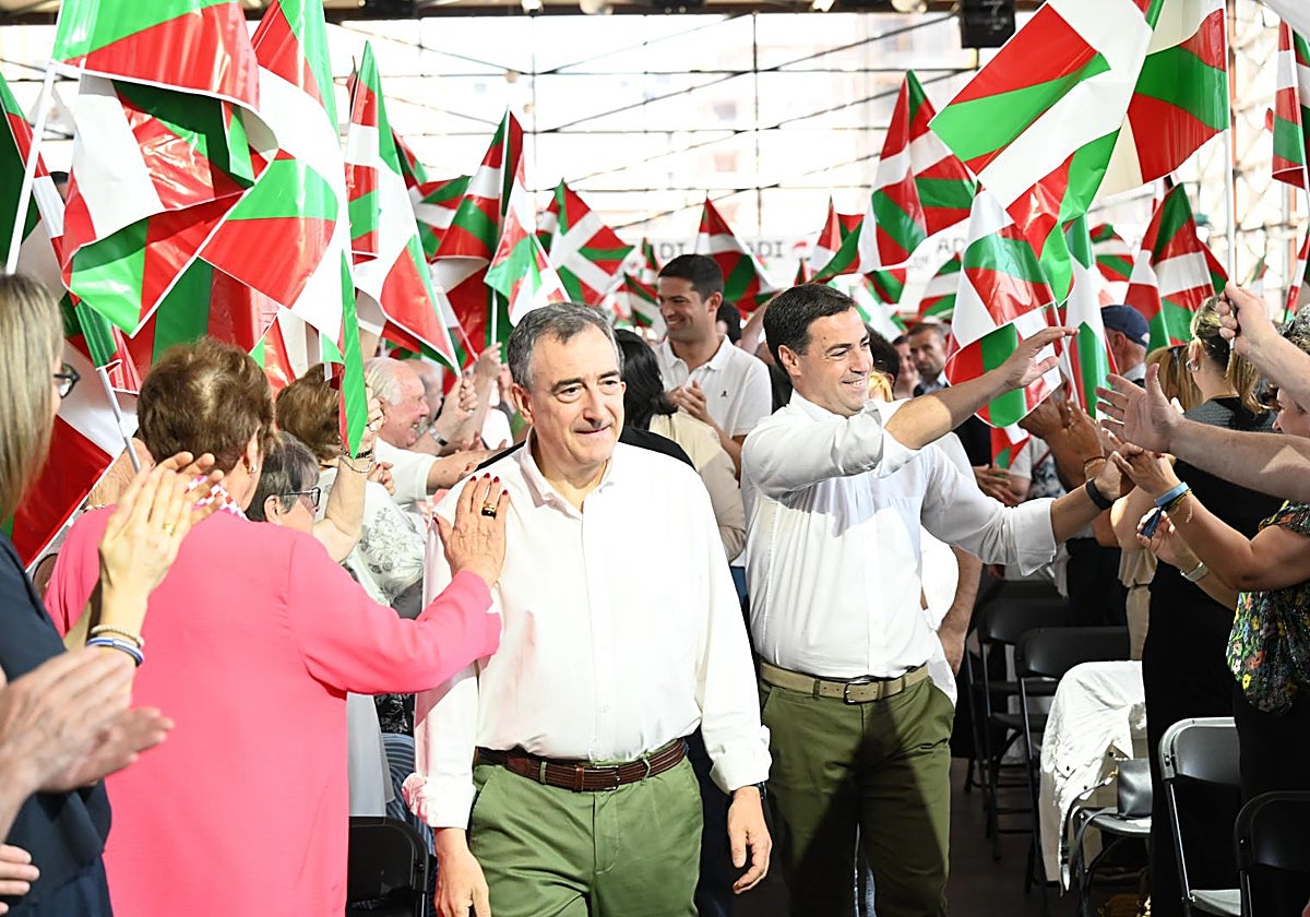 El presidente del PNV, Aitor Esteban, en su llegada al acto previo a las elecciones de 2027 organizado en Durango