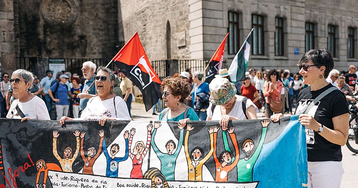 Cientos de personas recorren las calles de Pontevedra en protesta contra Ence y Altri