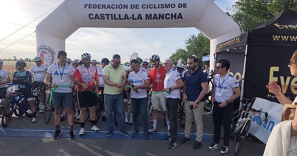 Cerca de 300 ciclistas de España y el extranjero participan en la X edición de  La Cerezo  en Tomelloso