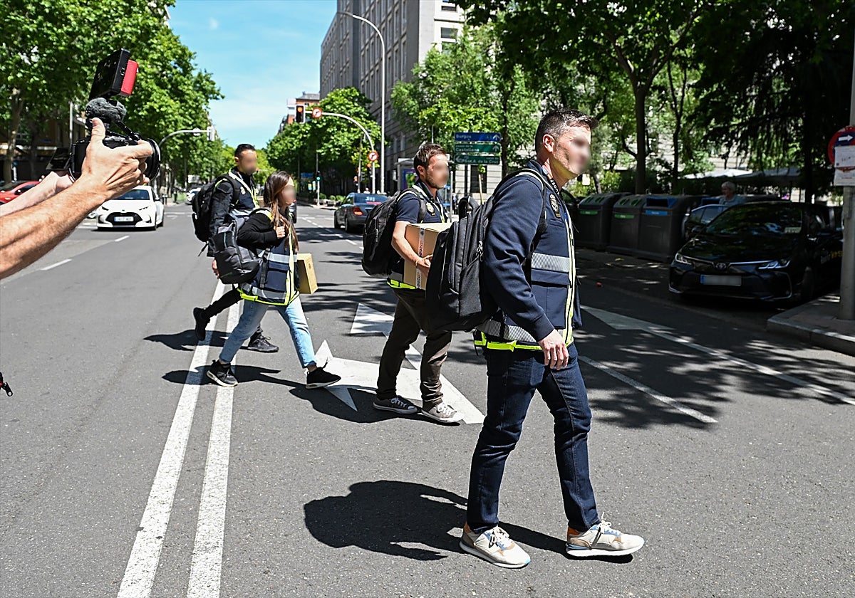Agentes de la UDEF, tras los registros en la oficina de Zapatero.