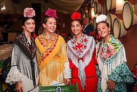 Las imágenes del familiar ambiente en las casetas el domingo de la Feria de Córdoba (I)
