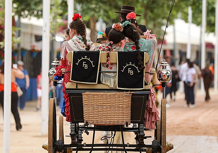 La Feria de Córdoba se sienta una larga mesa familiar de domingo