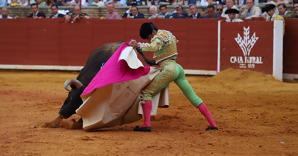 Juan Ortega se lleva dos orejas y deja las mejores notas en la última corrida de la Feria de Córdoba