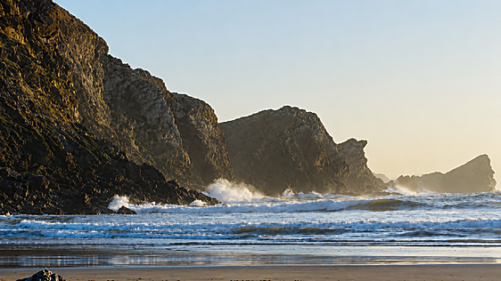 El pueblo de Cantabria que es una joya de la naturaleza: un paraíso entre dunas, acantilados y playas doradas