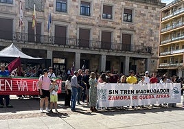 Zamora sale a la calle contra el «abandono» y exige el retorno de su tren madrugador