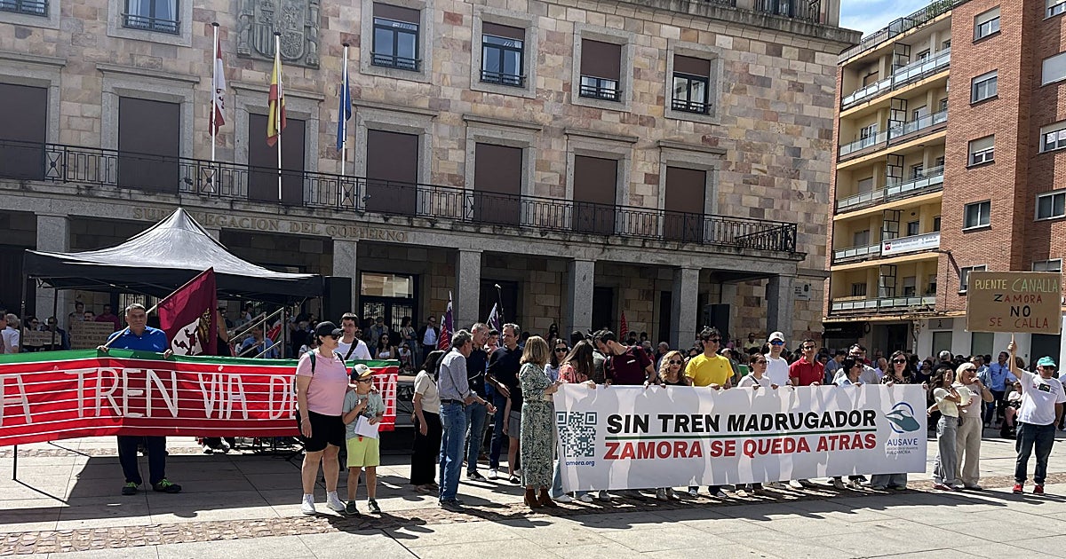 Zamora sale a la calle contra el «abandono» y exige el retorno de su tren madrugador