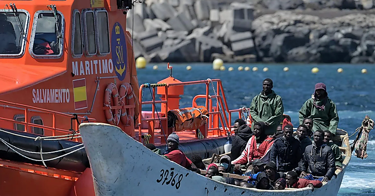 Rescatados 19 migrantes en un cayuco en aguas de El Hierro