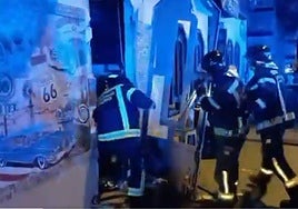 El gas de una nevera en reparación revienta un bar y deja siete heridos