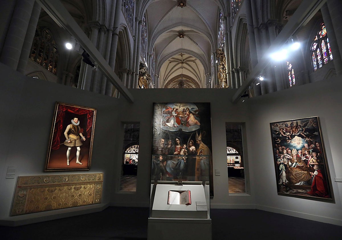 La catedral de Toledo acoge la exposición 'Primada' con más de 330 piezas repartidas en 2.000 metros cuadros.