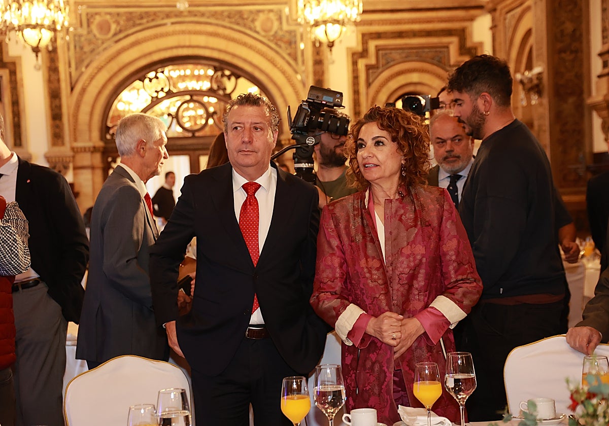 Montero, junto a Javier Fernández, presidente de la Diputación y alcalde de La Rinconada