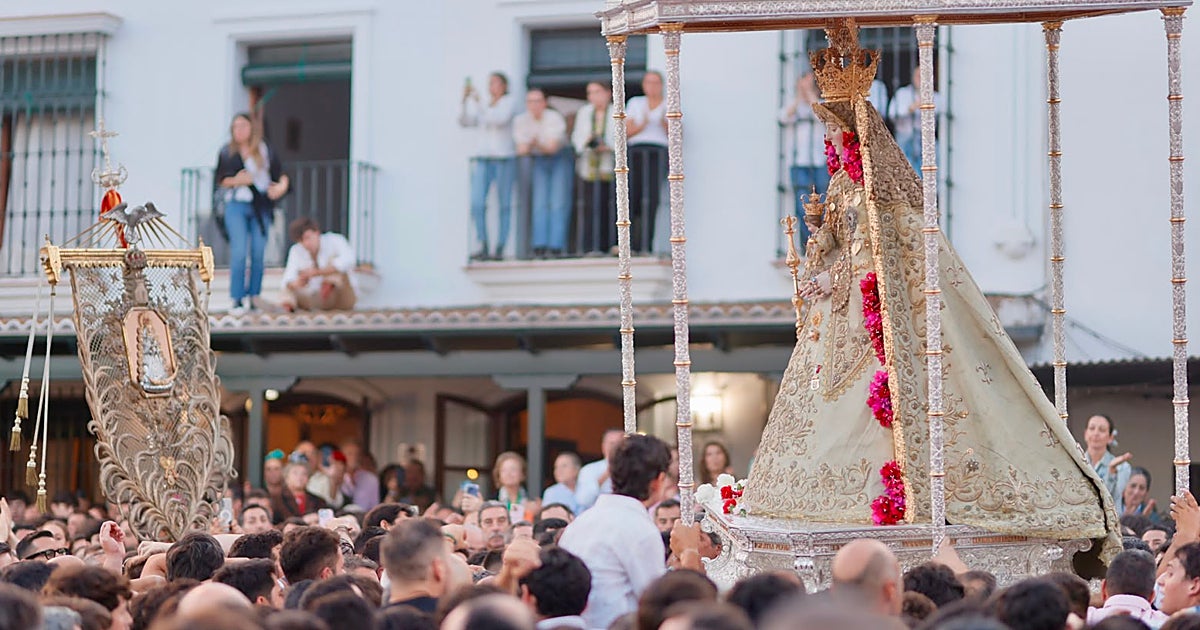 Mareos, desvanecimientos, ansiedad o patologías respiratorias: las incidencias menores que se han producido en la salida de la Virgen del Rocío