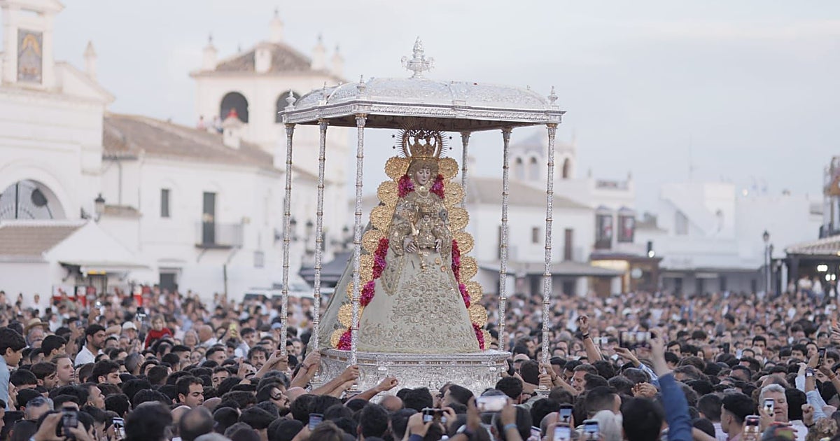 Los almonteños subliman el espíritu rociero en una procesión de reconciliaciones