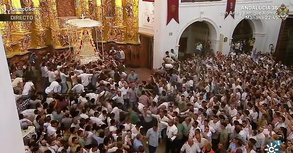 En vídeo: el salto de la reja a las 03.02 horas dio comienzo a la procesión de la Virgen del Rocío de 2026