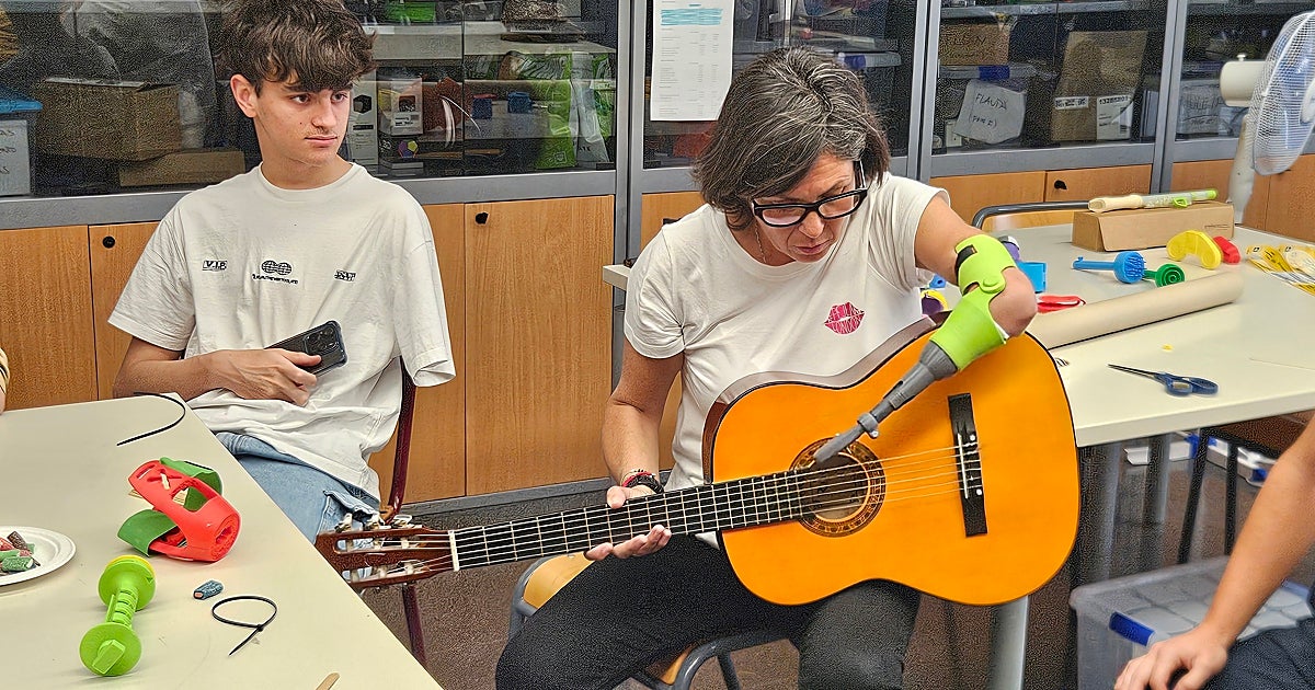 Un brazo protésico impreso en 3D permite tocar la guitarra, cocinar o hacer bricolaje