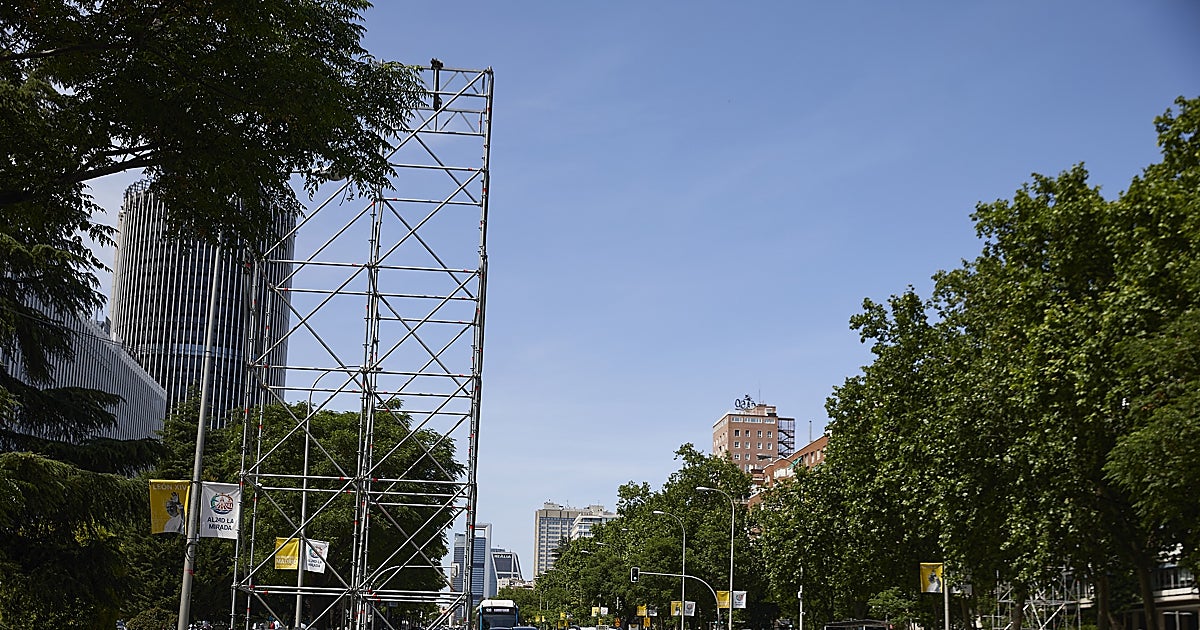 Madrid retira seis árboles de Cibeles para instalar el escenario de la Misa que ofrecerá León XIV