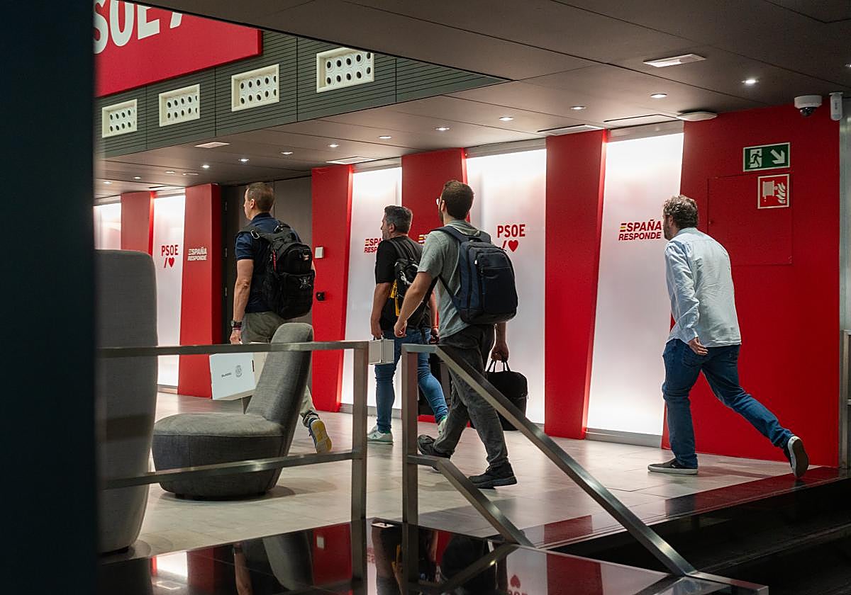 La UCO irrumpe en Ferraz en busca de pagos a las cloacas del PSOE
