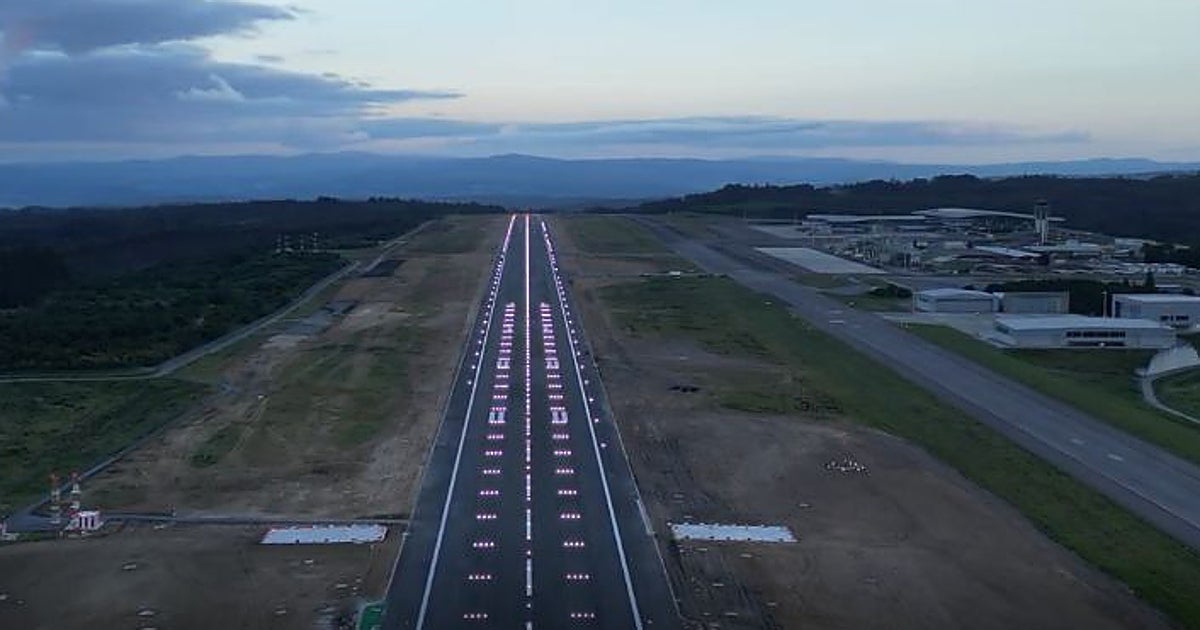 El aeropuerto de Santiago reabre tras 35 días de obras