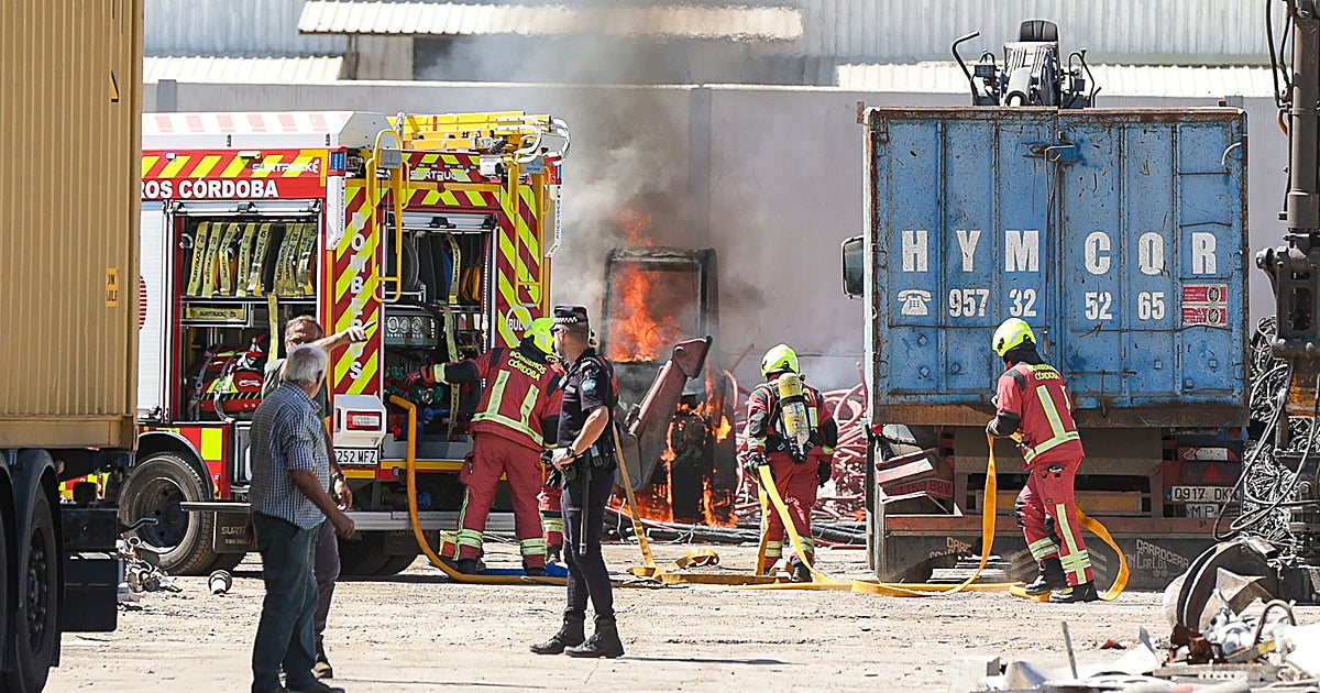 Los bomberos sofocan un incendio en la planta de reciclaje de la empresa Hymcor en Las Quemadas