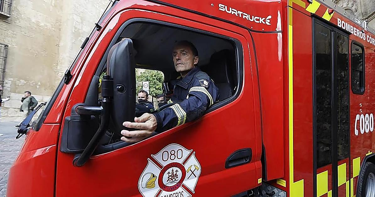 Un incendio calcina por completo una vivienda en la calle Torremolinos de Córdoba