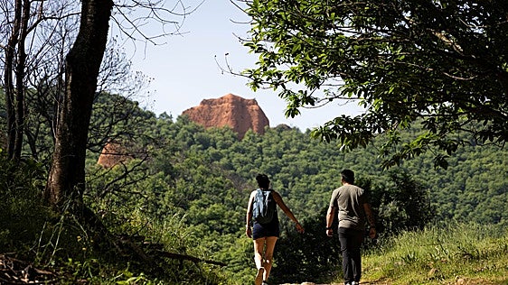 Dos visitantes dan un paseo por la senda de las Valiñas, en Las Médulas
